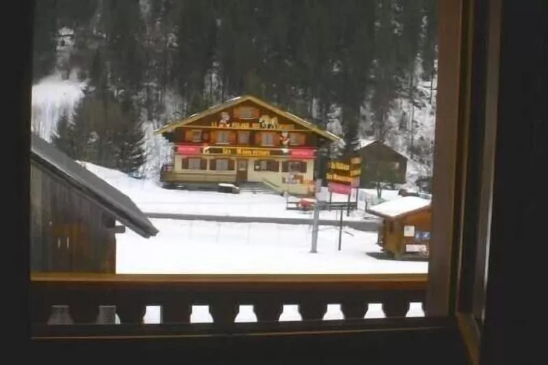 Chalet in Chatel, sleeps 12-14, lake, public pool in the village