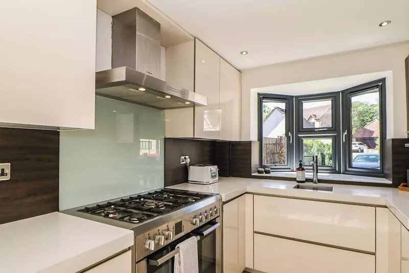 MILLHOUSES HIDEAWAY, pet friendly, with a garden in Sheffield