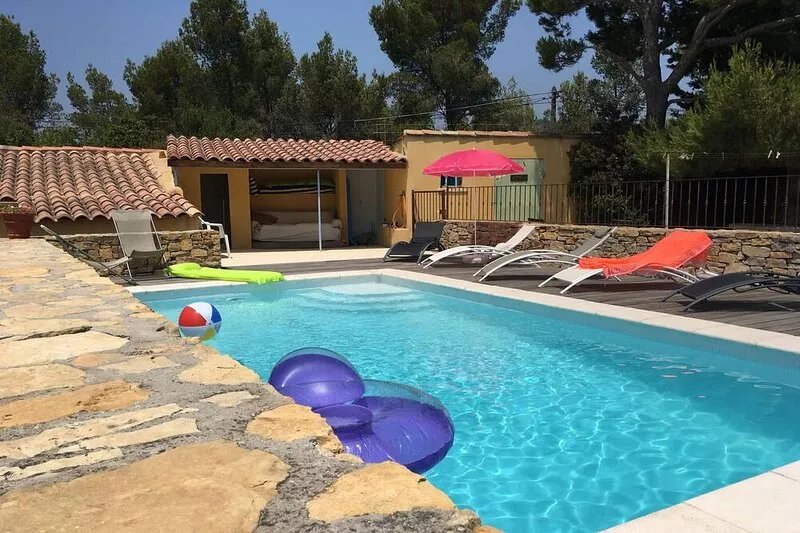 Provencal house with lots of charm and private pool on a 1,5 acres lot