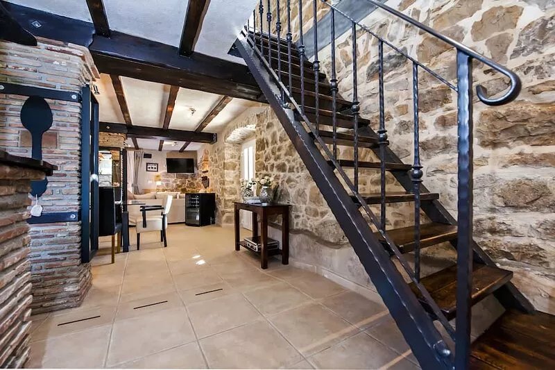 Beautiful villa with tennis court and heated pool