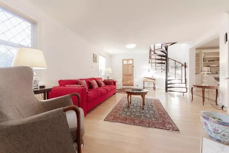 Calm & Spacious Cottage in Barnes Village SW13, 30 Minutes from Downtown London