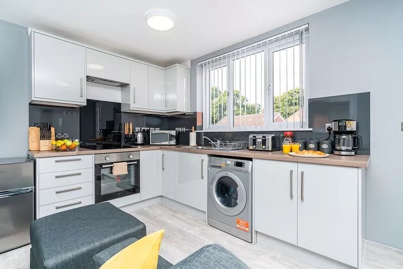 Elegant Flat Near Stonehenge Amesbury Town Center Smart TVs Netflix FREE PARKING