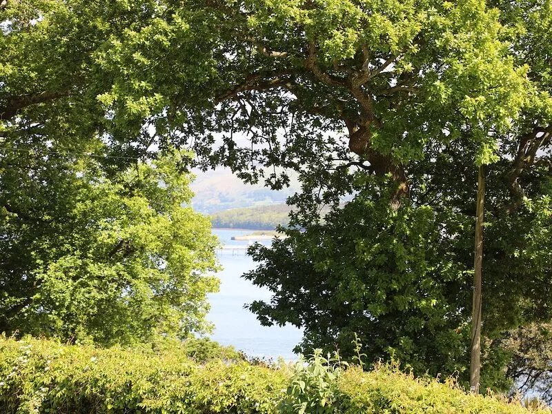 BRYN TEG COTTAGE, pet friendly, with a garden in Menai Bridge