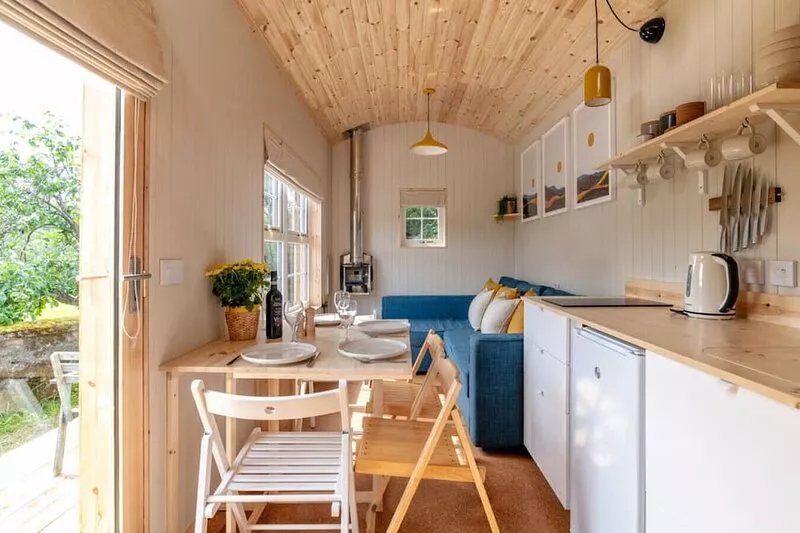 ★ Enchanting tiny house with wood burner and hot tub ★