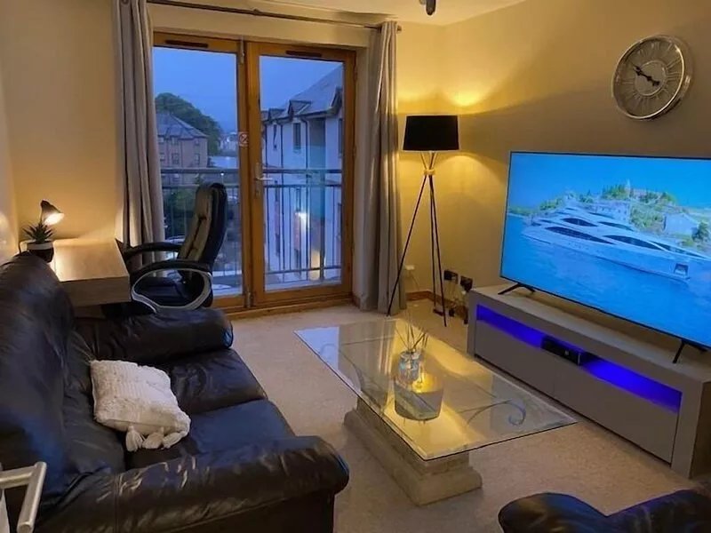 Riverside Apartment en-suite with Balcony