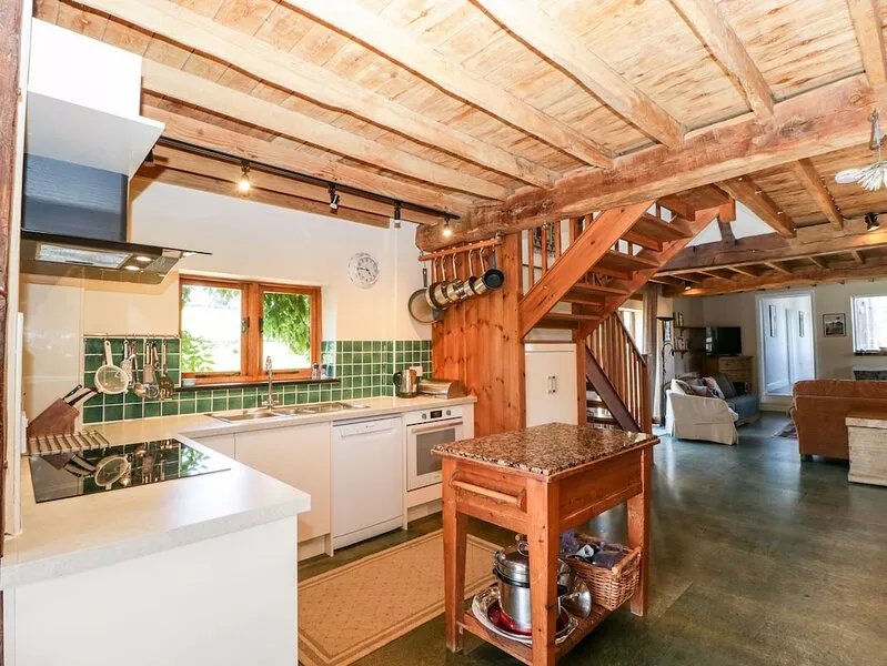 BREACHES BARN, pet friendly, with open fire in Rockbourne