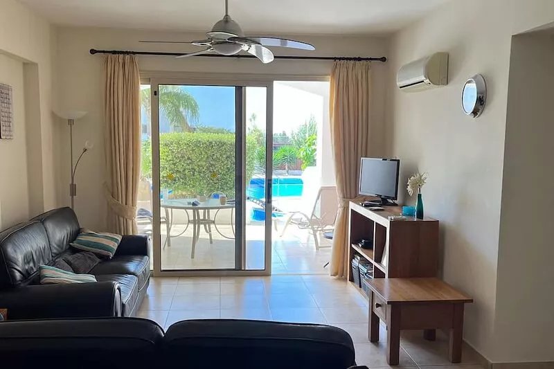 2 Bedroom Ground Floor Apartment Close to Shops, Restaurants, Old Town and beach