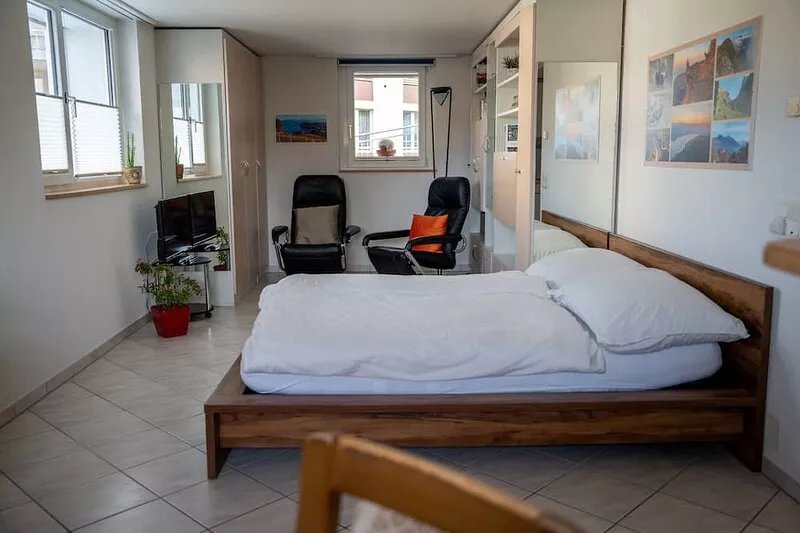 Studio mit Küche für 2 Personen 5-10 Min. zum See und 1 Min. zur Bushaltestelle