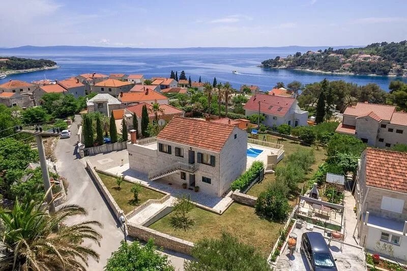 Child-friendly villa with private swimming pool and sea view in Sumartin, Brac