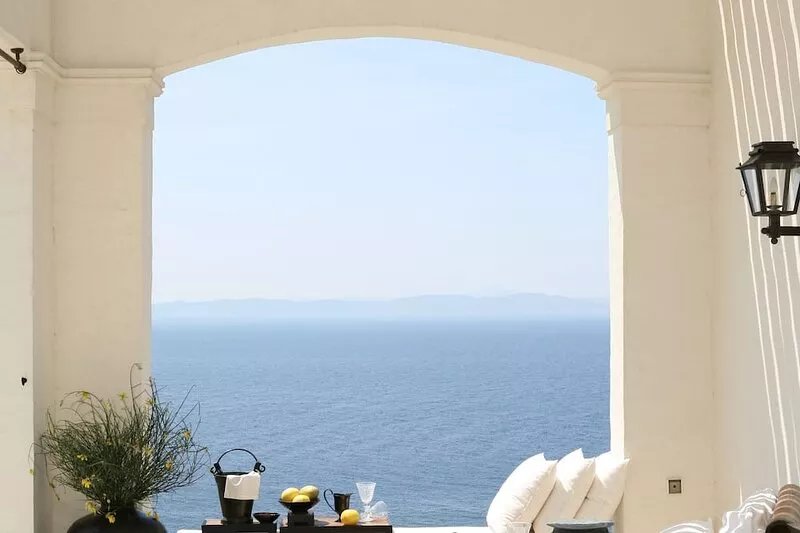 Three Bay House-Luxurious Accommodation and Sea Views close to a Sandy Beach