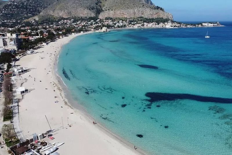 Casa Mare Blu in front of the sea of Mondello