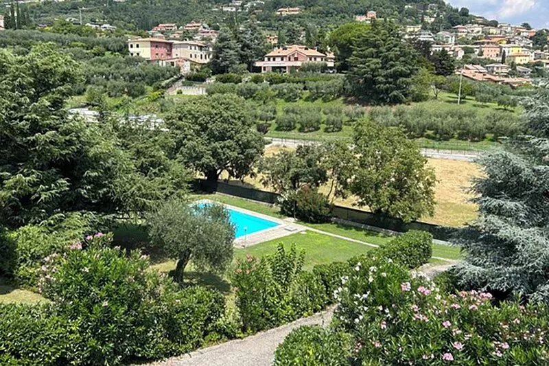Villetta Cavaion, in the middle of olive groves & vineyards overlooking the lake