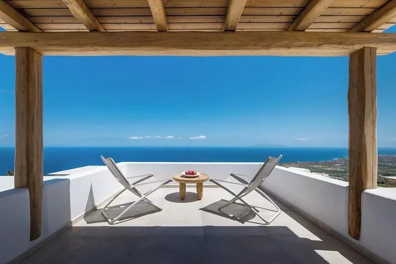 Luxury Villa in Imerovigli. 8 Bedrooms, accommodates 16 guests. Offers privacy.