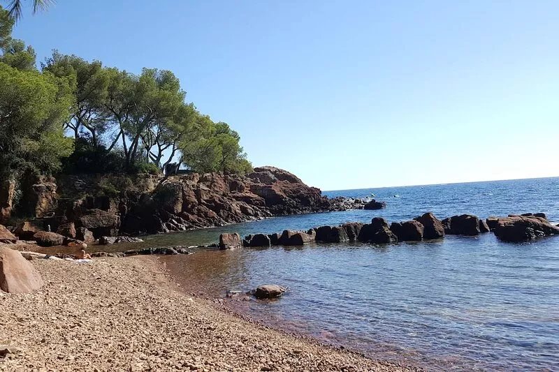 SAINT-RAPHAEL COTE D'AZUR Grand F2 pour 5p Piscine Au calme vue mer Tout à pied