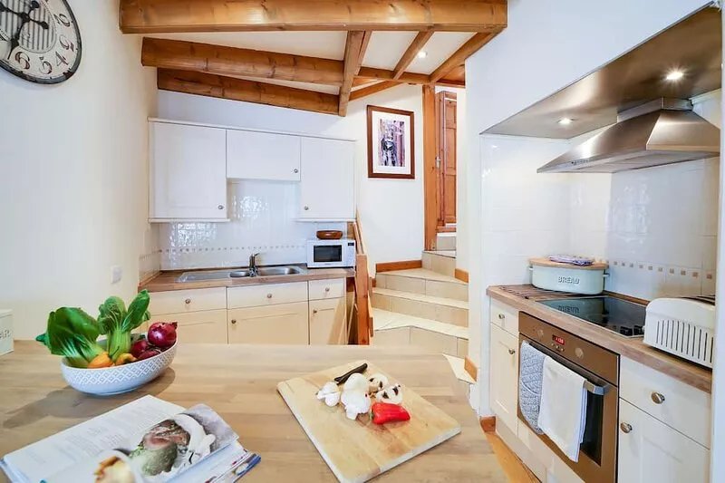 Stanley House used as Doc Martin's nail bar, sleeps 6+dogs