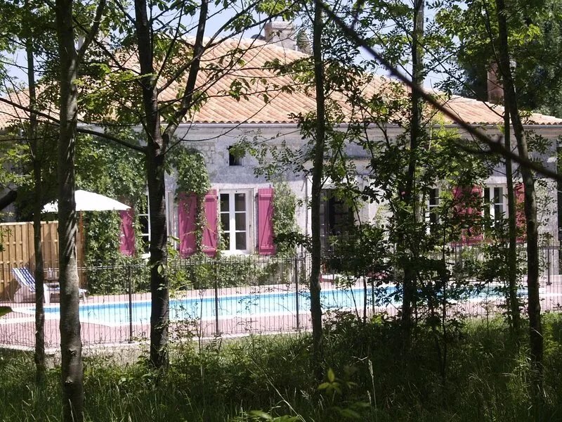 Secluded Luxury House. Private Pool. Between Cognac, Angouleme, Royan. Bordeaux.