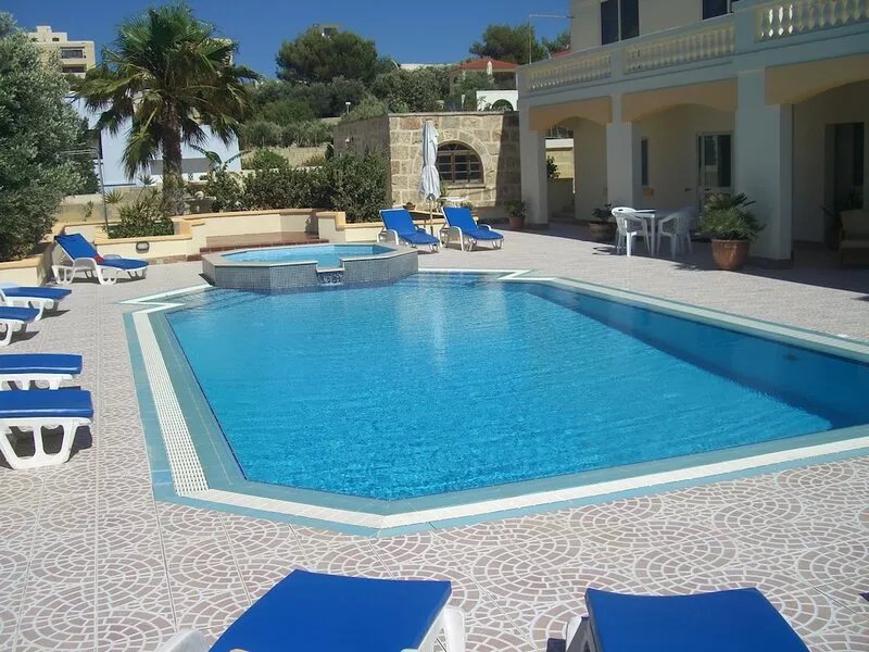 Comfortable,1 bedroom apt sleep 2/3 persons with AC, swimming pool, & Wi-Fi.