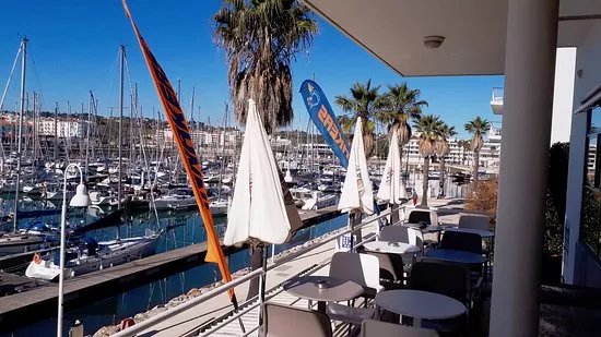 Spinnakers bar