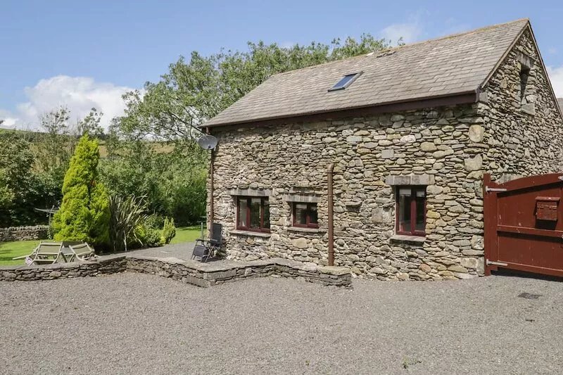 WOODSIDE BARN, family friendly, luxury holiday cottage in Pennington