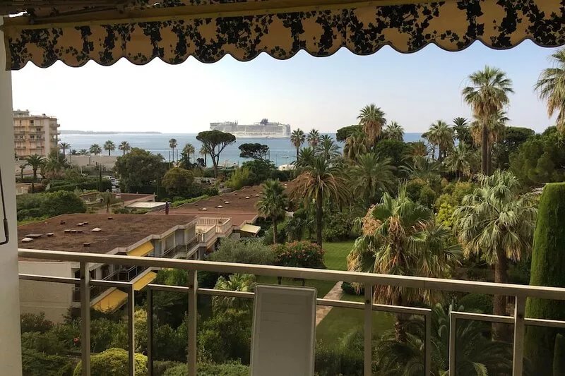 CANNES,  F2 Furnished direct beach, at the foot of Suquet, 800 m Palais Festival