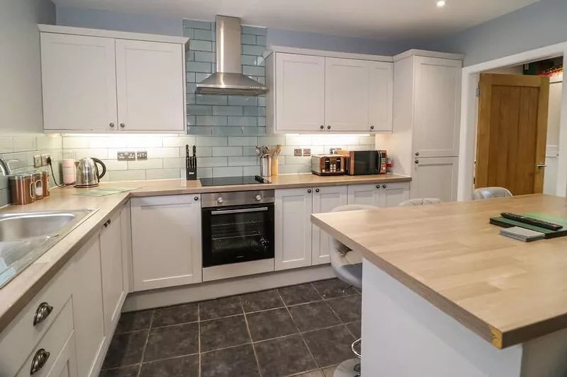 BIG AZZLES, pet friendly, country holiday cottage in Benllech