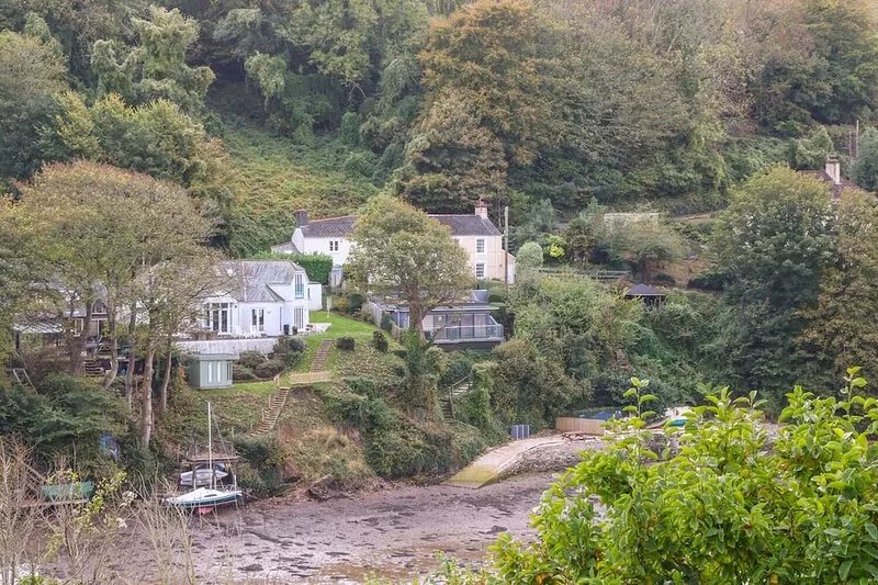 JUNKET COTTAGE, pet friendly, luxury holiday cottage in Noss Mayo