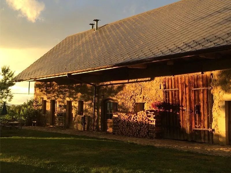 Cottage with terrace 15 minutes from the lake in the countryside, in an old