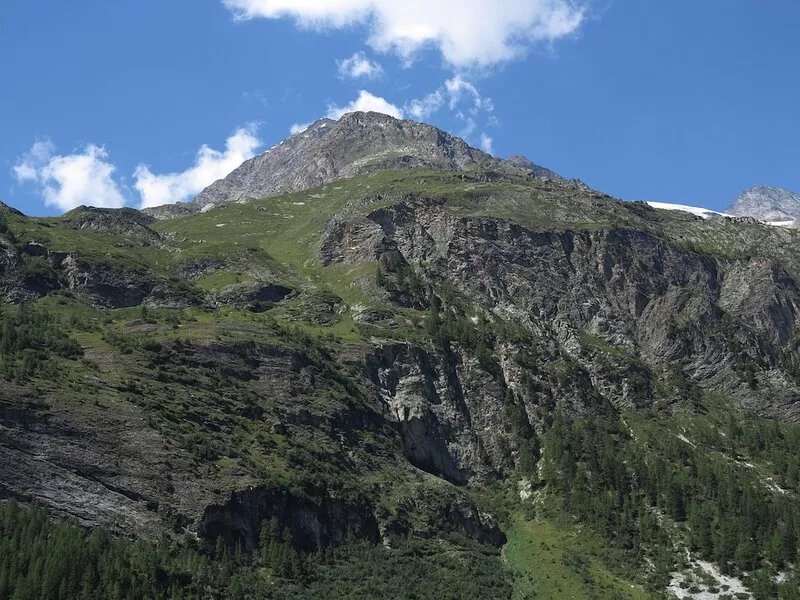 Typical chalet, combining the charm of wood and stone, overlooking the Isère