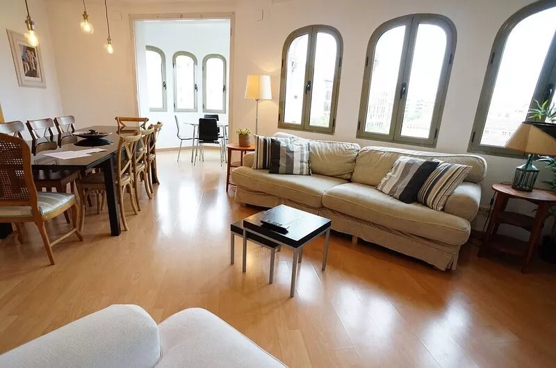 Four Bathrooms, Six Bedrooms, Views to Sagrada Familia, Kings' Flat
