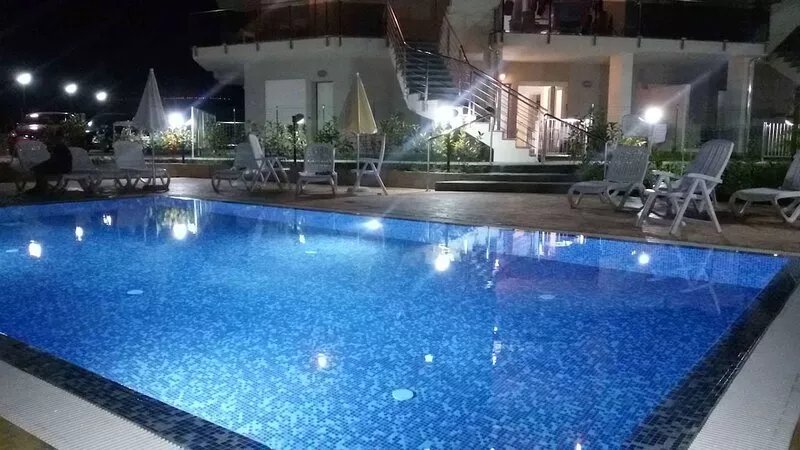 APARTMENT WITH POOL A 50 METERS FROM THE SEA