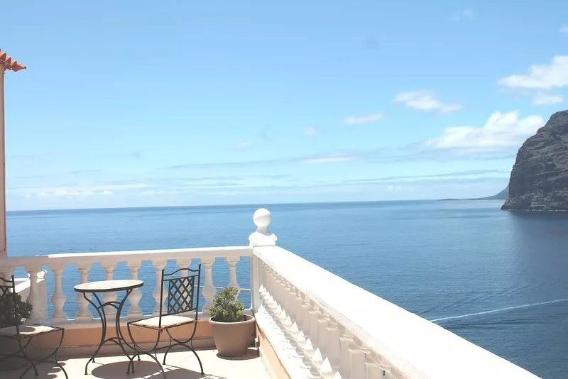 Superb apartment with stunning sea and cliff views, 2 terraces and free wifi.