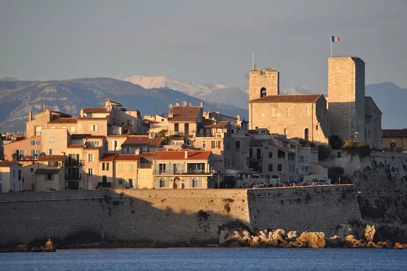 2 bedroom apartment in the heart of Old Antibes
