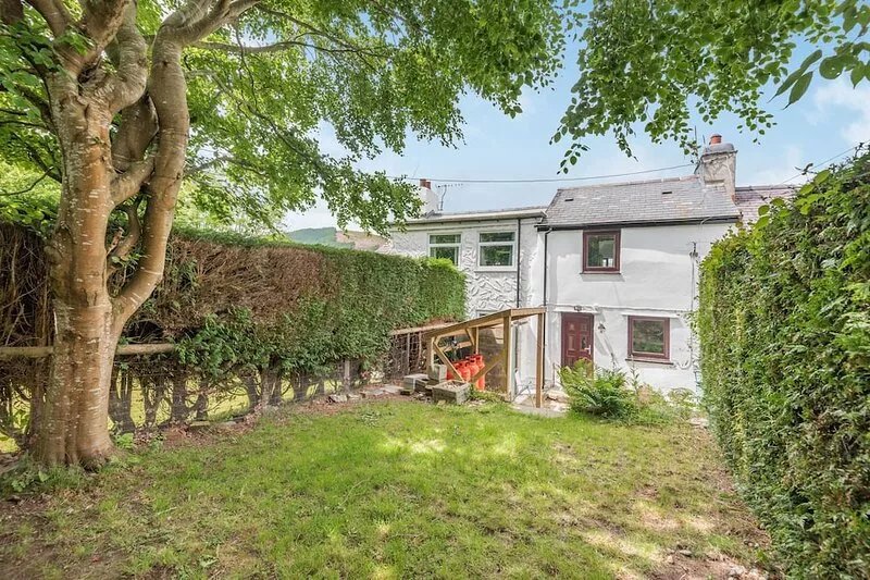 3 TYN Y MYNYDD, pet friendly, with open fire in Penmachno