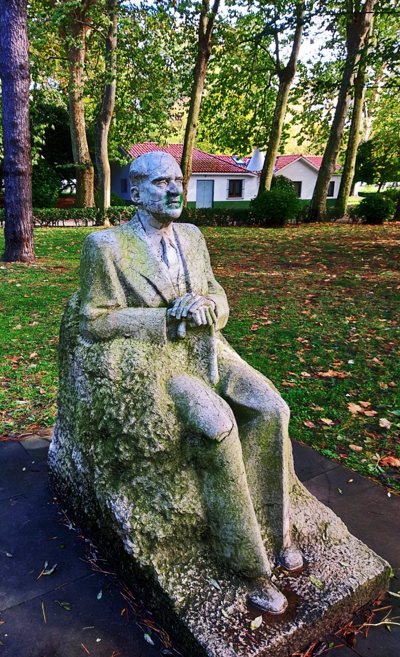 Monument to Don Romualdo Alvargonzalez Lanquine