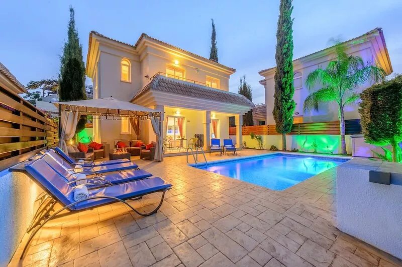 Villa Diana, sunny salt water pool, sea views, Wi-Fi, close to beach & amenities