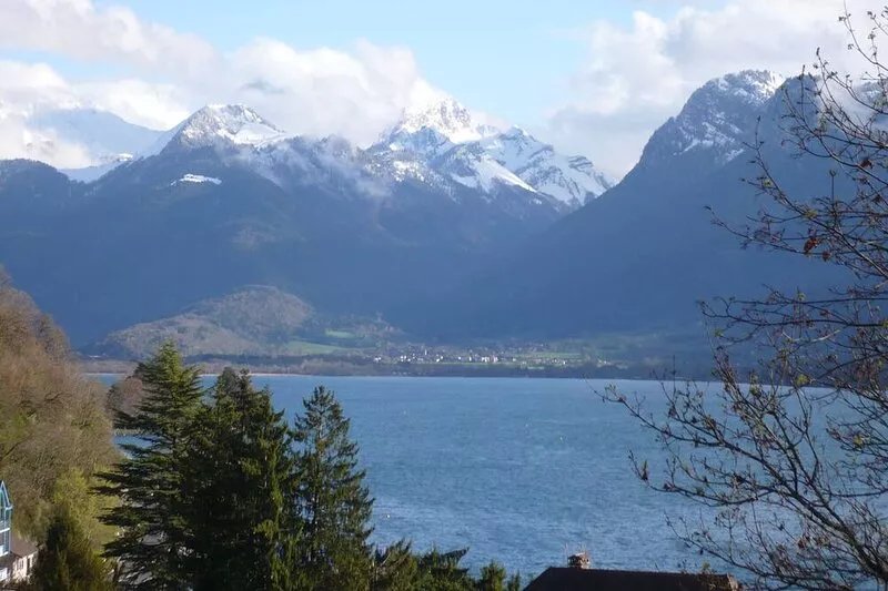 Spacious apartment in the heart of Talloires. Beautiful mountain and lake view