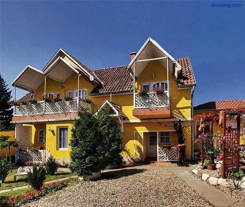 Castello Vendeg es Apartmanhaz