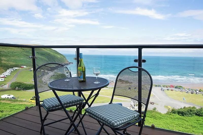 Fantastic Seafront Apt. with heated indoor pool and balcony, on the Devon Coast