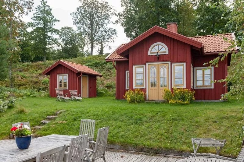 Seehaus right on the water at Skälsnäs estate on Lake Helga in Småland