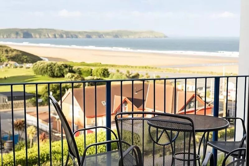 Cosy 2 bed apartment close to village with 3 balconies and seaviews!