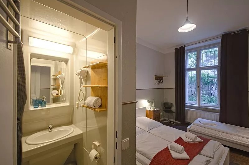 Large Apartment w/ two Bathrooms on Quiet Side Street in Prenzlauer Berg