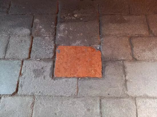 Calle Zorzi e la Pietra Rossa
