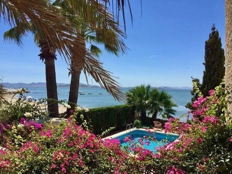 Lovely beachfront villa, 5  bedrooms and private pool on the Mar Menor