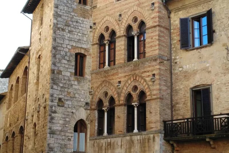 San Gimignano full center apartment with fast wifi and courtyard.