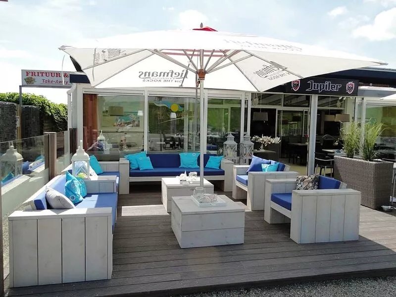 Chalet Lynn on the beach and sea (Oosterschelde)