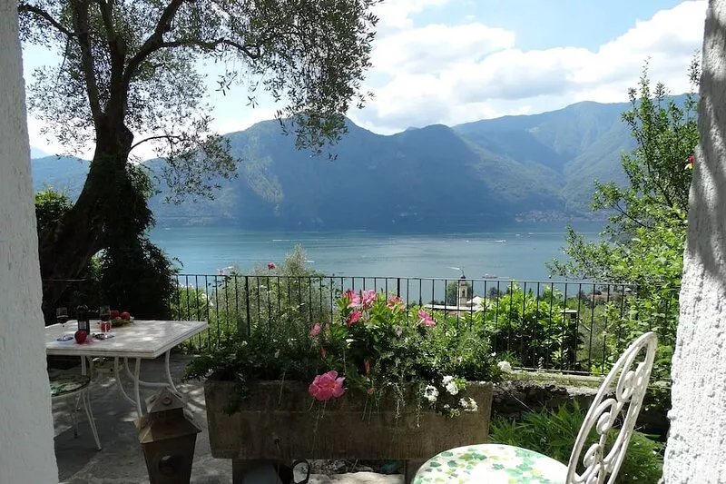 Lovely renovated barn, stunning lake views, olive grove, breeze +peace of mind