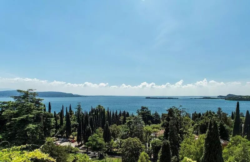 Lake-view apartment Alloro