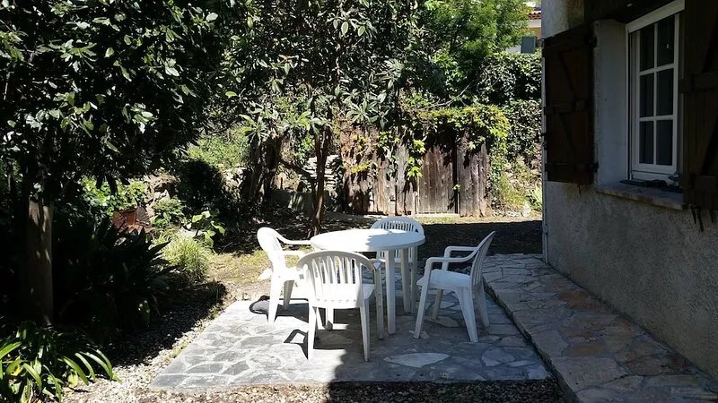 Sea view villa with pool and shady garden, quiet location