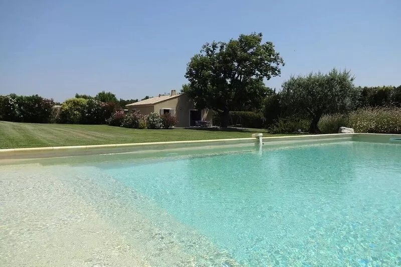At the foot of Ventoux, between Avignon and Carpentras, air-conditioned gite