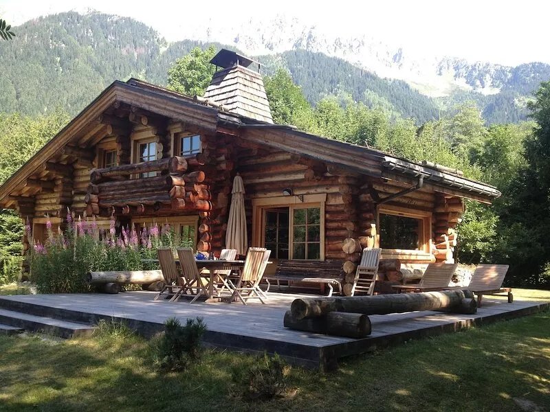 Log cabin, sleeps 6, beautiful view of Mont Blanc with large terrace